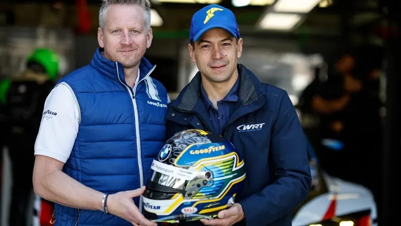 Mike McGregor (esquerda) e Augusto Farfus (direita) com o capacete produzido pela Sid Special Paint.