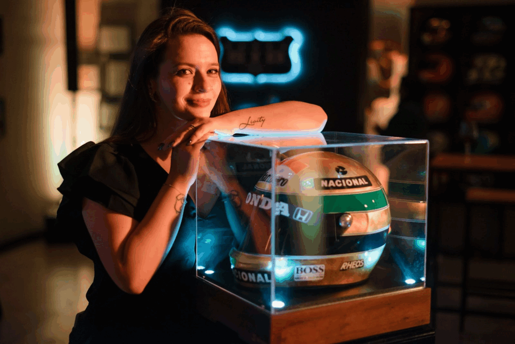 A Nova Geração da Sid: Stella Mosca com um capacete colecionável de Ayrton Senna