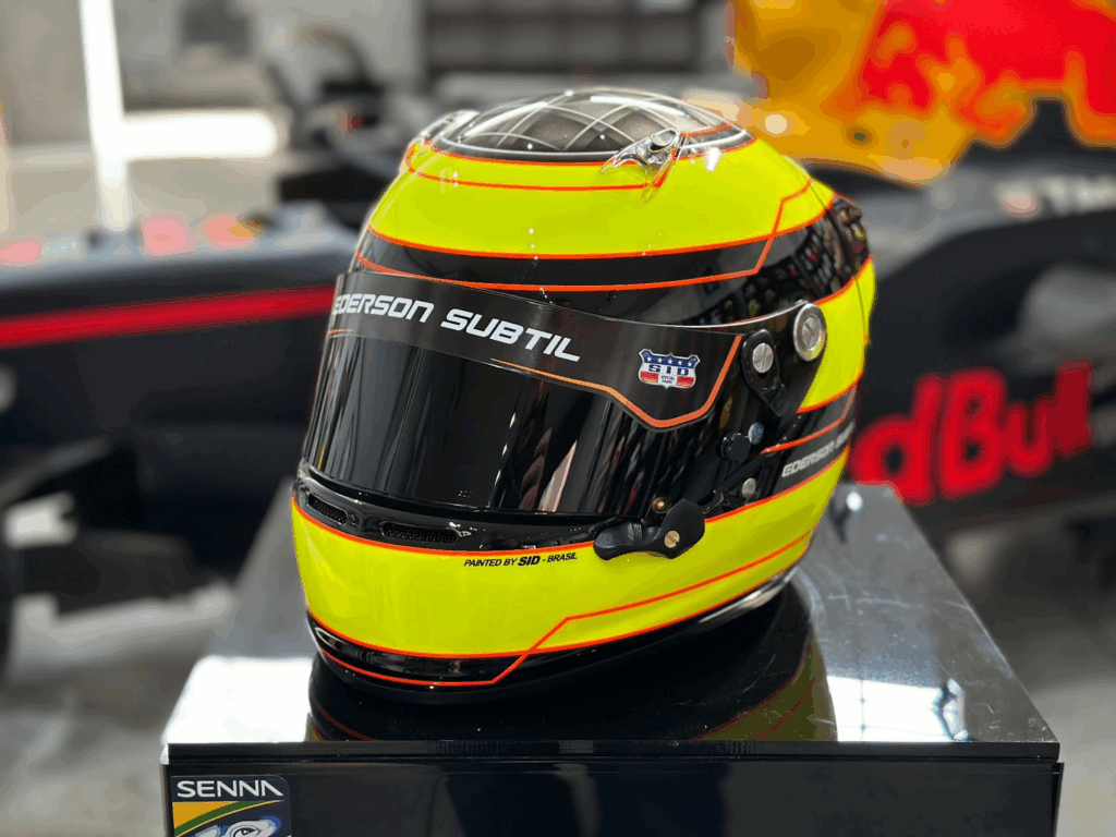 Design de capacete minimalista: Capacete com pintura em preto e amarelo e detalhes com linhas vermelhas