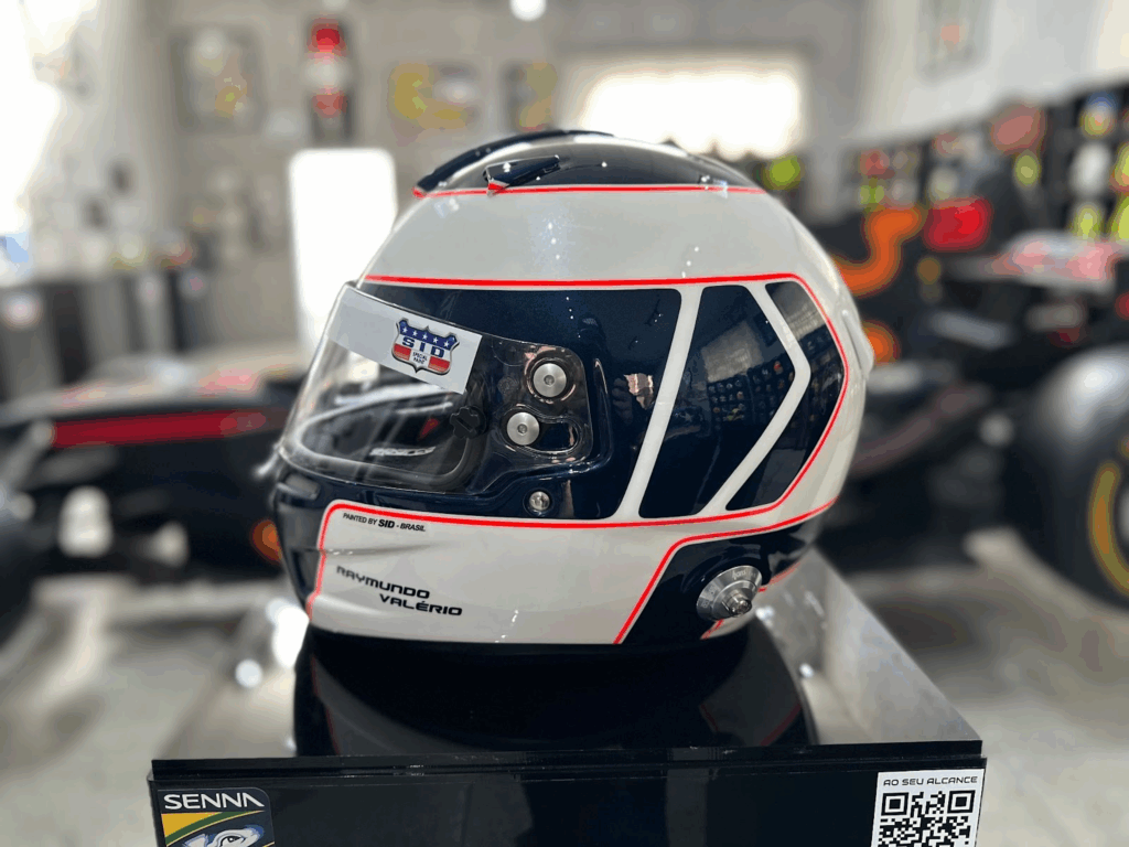Design de capacete minimalista: Capacete com pintura em azul escuro e branco e detalhes com linhas vermelhas