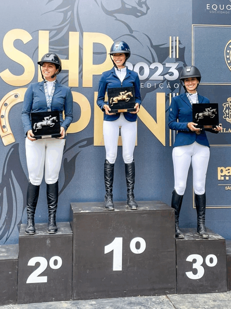 Capacetes personalizados para hipismo: atleta Patsy Zurita Piquet vence competição utilizando o capacete personalizado pela Sid.