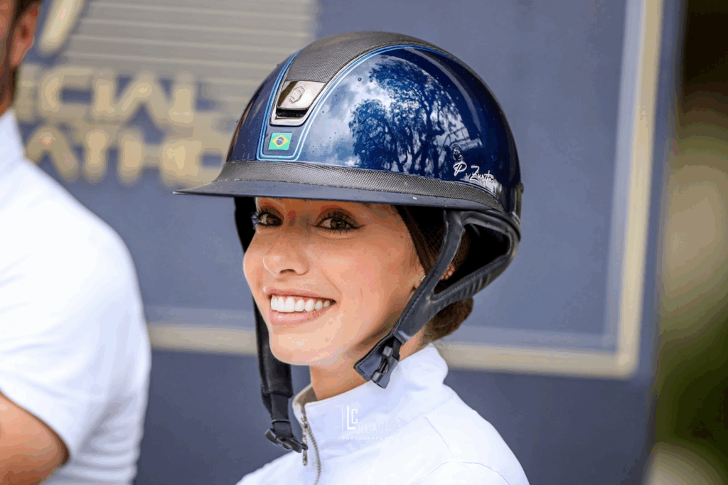 Capacetes personalizados para hipismo: atleta Patsy Zurita Piquet utilizando o capacete personalizado pela Sid.