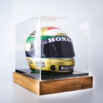 Kit Miniaturas de Capacetes Glórias de Senna: Miniatura GP 1991 (Folheado a Ouro) + Miniatura 1º Mundial na F1 1988 - Imagem 4